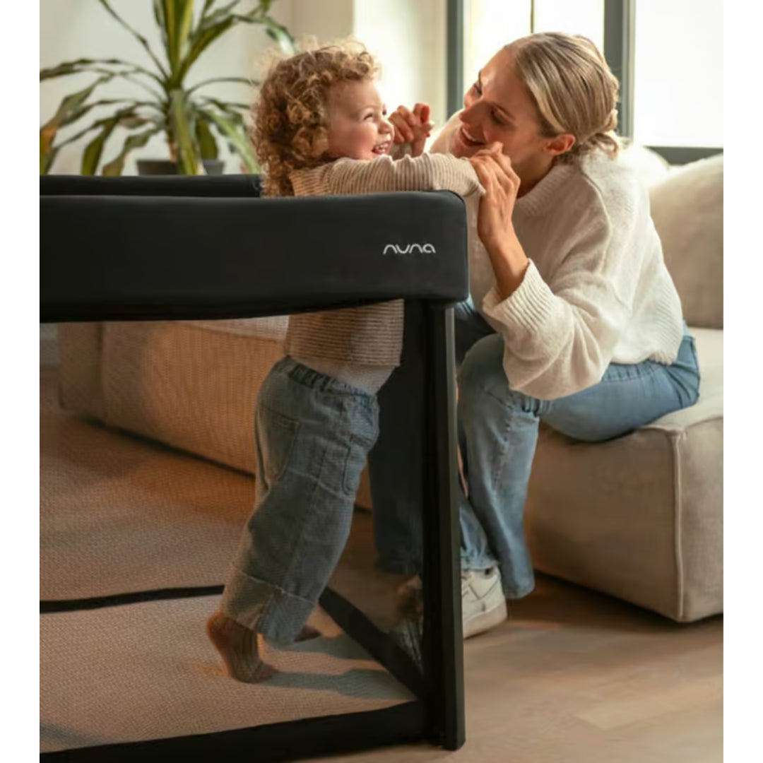 nuna paal™ travel cot (Caviar)